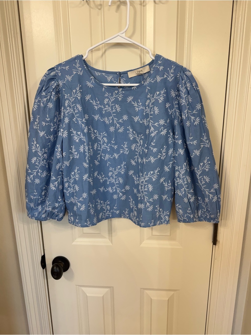 LOFT Sky Blue Floral Puff-Sleeve Top. Crop waist length